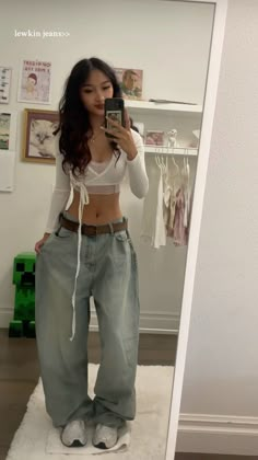 #outfits #ootd #outfitinspo #outfitidea Unzipped Jeans Outfit, Baggy Jeans And Crop Top Outfit, Low Waisted Baggy Jeans Outfit, Light Wash Baggy Jeans Outfit, Light Baggy Jeans Outfit, Cute Baggy Clothes, Baggy Jeans Tight Top, Summer Fits Jeans, Outfits For Blondes