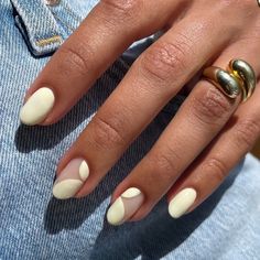 Buttercream frosting. Freshly-squeezed lemonade. Dried flowers. Like Spring is our soft, barely-there yellow 🍰🍋 ⠀⠀⠀⠀⠀⠀⠀⠀⠀⠀⠀⠀ cc:… | Instagram Cool Nails 2024, No Tip Nail Ideas, Soft Summer Nails, Minimalist Nail Design, Summer Spring Nails, Paintbox Nails, August Nails, Summer Nail Art