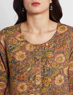 Kalamkari Kurta, Chudi Neck Designs, Cotton Tops Designs, Indian Kurti Designs, Punjabi Salwar, Indian Kurti, Kurta Design, Indian Kurta, Brass Accessories