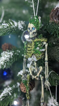 Creepy skeleton ornaments Skull Tree Topper, Gothic Christmas Ornaments Diy, Halloween To Christmas Decor, Diy Gothic Christmas Ornaments, Creepy Christmas Decor, Diy Spooky Christmas Decorations, Alternative Christmas Decor, Goth Christmas Crafts, Gothic Art Ideas