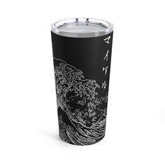 a black and white photo of the great wave tumbler with japanese writing on it