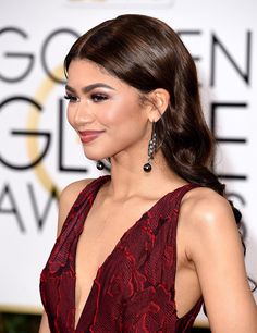 Maroon Dress Makeup, Makeup For Burgundy Dress, Vestidos Color Vino, Burgundy Makeup, Wine Colored Dresses, Red Carpet Beauty, Zendaya Style, Wine Dress, Formal Makeup