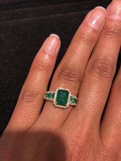 Couple Rings Emerald, Emerald Rings Aesthetic, Emerald Engagement Ring Green Vintage, Emerald Ring Design, Dope Jewelry Accessories, Emerald Ring Vintage, Emerald Rings, Future Engagement Rings, Dope Jewelry