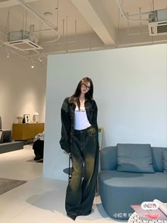 Downtown Outfits Black Women, Asian Casual Outfits, Cargo Pants Outfit Asian, Ulzzang Fashion Street Styles, Ulzzang Cargo Pants Outfit, Acubi Fashion White Pants, Acubi Fashion Trousers, Acubi Fashion Cargo Pants, Street Style Outfits Casual