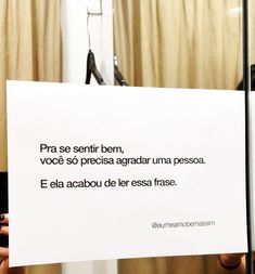 a person holding up a sign in front of a mirror that says, pra se senti ben voca so presice agracarada una peso