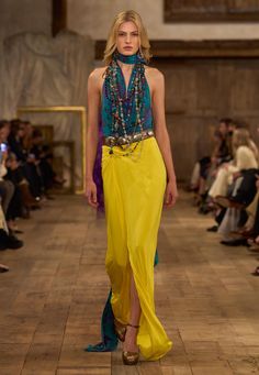 Spring Looks Mode Country, Ralph Lauren Looks, Silky Pants, Moda Hippie, Mode Boho, Ralph Lauren Style, Christy Turlington, Spring Looks, Spring 2024