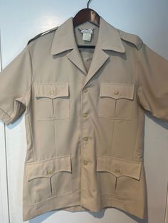 Vintage 1970s Tori Richard Honolulu Beige Medium Polyester Collar Button Down Heavy Shirt Hawaii Heavy shirt and great quality. Beautiful color & Excellent Condition, like new!  Feel free to message with any additional sizing questions! Retro Button-up Shirt With Button Closure, Moda Hippie, Safari Shirt, Tactical Pants, Honolulu, Vintage 1970s, Button Downs, 1970s, Hawaii