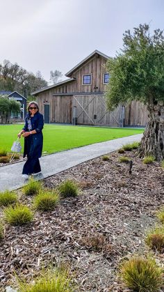 We went to winery in Napa and this is what I wear going to winery in early spring a great style for style over 40 Denim Outfit Street Styles, Over 40 Outfits Casual, Fall Wine Tour Outfit, Wine Tour Outfit Fall, Wine Tour Outfit Summer, Summer Vineyard Outfit, Ladies Fashion Over 40