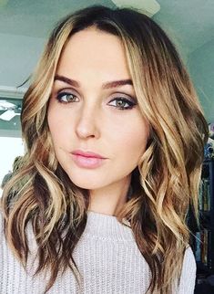 Camilla Luddington Camilla Luddington Hair, Wavy Hair Shoulder Length, Camila Luddington, Cute Shoulder Length Haircuts, Haircut Medium Length, Haircut Wavy Hair, Jo Wilson, Black Hairstyles With Weave, Haircut Medium