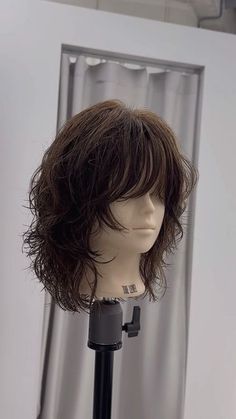 Short Medium Hairstyle Women Layers, Wolf Haircut Wavy Hair Short, Wolfcut Hair Wavy Medium, Wavy Shullet, Hairstyles For Head Shapes, Wolfcut Hair Long Wavy With Bangs, Layered Hair For Round Face, Wolfcut Bangs, 90s Grunge Haircut