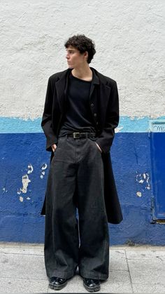 Mens Dark Denim Jeans Outfit, Classical Men Style, Baggy Classy Outfits Men, Long Trench Coat Outfit Men, Black Baggy Outfit Men, Off Duty Model Style Men, Fancy Streetwear Men, Indie Mens Outfits, Businesscore Fashion Men