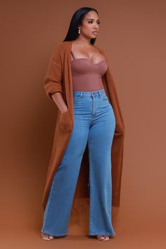 Fall Stretch Medium Wash Jeans, Fall Medium Wash Stretch Jeans, Stretch Jeans With Pockets For Fall, How To Style Flared Jeans, How To Style Wide Leg Jeans, Wide Flare Jeans, Curvy Casual Outfits, Flare Jeans Outfit, Wide Leg Jeans Outfit