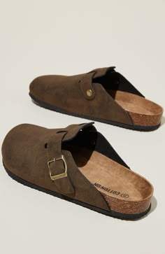 A smart casual and comfortable footwear option with a faux suede upper and adjustable buckle. You can find your perfect fit with a molded footbed for support and comfort.Upper: 60% Polyurethane , 40% Polyester; Outsole: 100% Polyethylene; Lining: 100% Polyester. Wipe upper with suede brush or tooth brush Wipe foot bed with cloth Wipe sole with damp cloth. Men’s Clogs, Mens Fall Shoes, Tyler Fashion, Guy Clothing, Mens Dress Shoes Guide, Shoes For Guys, Mens Outfit Ideas, Sneakers Outfit Men, Casual Trendy Outfits