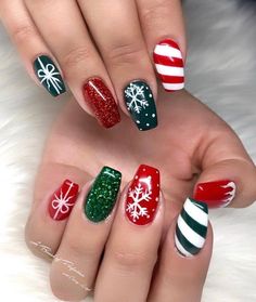 One of the most iconic symbols of winter is the snowflake, making it a popular choice for holiday nails. Simple snowflake Christmas nail designs allow you to bring the beauty of winter right to your fingertips. These designs are not only festive but also elegant and easy to do at home.  Start by choosing a base color that resembles the winter sky, like light blue, white, or even a shimmery silver. Then, using a thin nail brush or dotting tool, you can create snowflakes on one or two nails. Snowf Gelmoment Christmas Nails, Christmas Nail Trends 2023, Christmas Gel Polish Nails, Holiday Nails For Kids, Christmas Toe Designs, Thanks Giving Nail Art, Christmas Nails Nail Art, Cute Gel X Nails, Christmas Nails Ideas Holiday