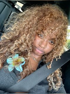 Curly Fro Highlights, Honey Blonde Eyebrows, Honey Blond Locs Black Women, Unique Curly Hair Color, Blond Natural Hair Black Women, Blonde Curls Black Women, Honey Brown And Blonde Hair, Brown And Blonde Hair Black Women, Blond Black Women