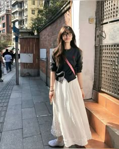 @mayb.corner Malaysia Outfit, Travel Outfit Ideas, Modest Girly Outfits, Japan Outfits, Travel Outfit Plane, Simple Style Outfits, Look Office, Japan Outfit