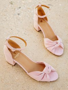 Gloria Rose Poudré - Sandales à petits talons en cuir suédé daime rose blush avec nœud avant Pink Low Heels, Mode Rose, Wedge Loafers, Platform Clogs, Rose Blush, Shoe Design, Pink Colour, Boot Pumps, Clean Shoes