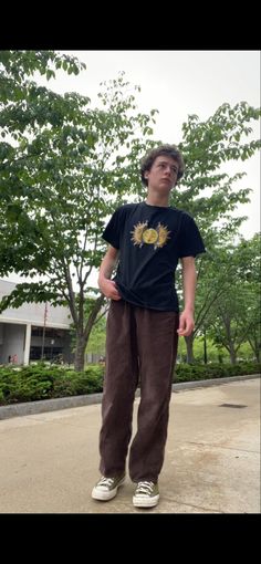 Indie Hippie Outfits, Mens Hippie Outfits, Indie Mens Outfits, Hippie Mens Outfits, Guy Hippy Outfits, Indie Guy Clothes, Dark Brown Converse Outfit, Converse Fit Men, Guy Indie Outfit