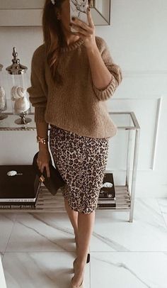 Chunky Sweater Business Casual, Pencil Skirt Outfits Casual Fall, Professional Photo Shoot Outfits, Leopard Pencil Skirt, Skirt Diy, Edgy Elegance, Autumn Wear, Flattering Outfits