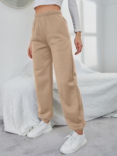 Damasco  Collar  Tecido Simples  Embellished Elasticidade Baixa Todos Calças e Saias Jog Pants Outfit, Beige Joggers Outfit Women, Joggers Outfit Mujer, Beige Sweatpants Outfits, Joggers Aesthetic, Jogging Pants Outfit, Styling Sweatpants, Woman Sweatpants, Jogger Pants Outfit Women