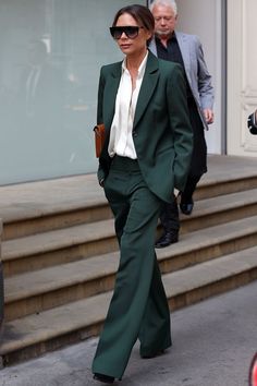 Streetwear Fashion Fall, Power Suits For Women, Woman In Suit, Victoria Beckham Outfits, Lawyer Fashion, Victoria Beckham Style, Posh Spice, Green Suit, Woman Suit Fashion