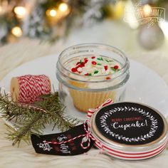 Christmas Cupcake in a Jar + 16 More DIY Gift Ideas (Free Printables!) | The DIY Mommy Cupcake Basket, Breakfast Gift Basket, Basket Gift Ideas, Mommy Diy, Diy Serving Tray, Homemade Barbecue, Breakfast Gift, Homemade Apple Cider