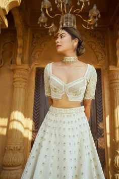 Modern Choli Designs, Unique Indian Wedding Outfits, Sangeet Blouse Designs, Lengha Choli Modern Wedding, Modern Blouse Designs Saree, Blouse Ideas For Lehenga, Modern Blouse Design, Blouses Lehenga, Blouse Design Lehenga