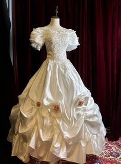 Looking for an elegant and timeless princess wedding dress? Look no further than this Antique White Modest Lace Wedding Dress with Floral Satin. This dress is perfect for any princess bride looking for a traditional and timeless look. The delicate white lace is adorned with delicate floral satin, creating a look that is both elegant and timeless. The plus size option is also available, so any bride can find the perfect fit. Don't miss your chance to be a part of history by choosing this beautifu Ballroom White Dress, Wedding Dresses Retro, 80s Inspired Wedding Dresses, Modest Lace Wedding Dress, Princess Diana Wedding Dress, Diana Wedding Dress, Modest Lace Wedding Dresses, Antique Style Wedding, Princess Diana Wedding