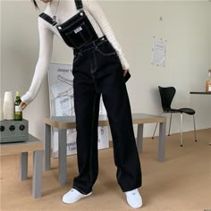 Mode Shoes, Mode Zara, Jumper Outfit, Casual College Outfits, Tomboy Style Outfits, Tomboy Fashion, Straight Leg Denim, Denim Overalls, Korean Outfits