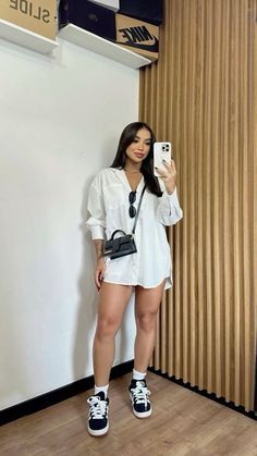 Oversize T Shirt Outfits Women Casual, Long Button Up Shirt Outfit Summer, Romantic Style Outfit Aesthetic, Park Concert Outfit, Comfy Bar Outfit, Mid Size Date Night Outfit, La Fashion Summer, Graduation Guest Outfit Casual, Outfits Medellin