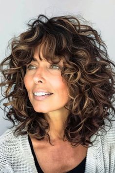 Shaggy Bob Curly Hair, Curly Layered Bob With Bangs, Shaggy Curly Hair Medium, Shoulder Length Curly Hair With Layers, Hair Dark Roots, Corte Shaggy, Shaggy Cut, Short Bleached Hair