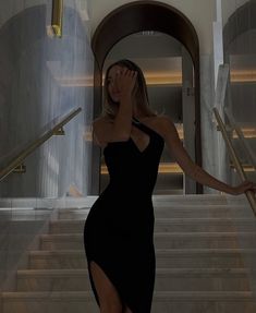 Night Dress Poses Instagram, Fancy Instagram Pictures, Black Dress Instagram Pictures, Going Out Poses, Black Dress Picture Ideas, Black Dress Photoshoot Ideas, Night Out Poses, Black Dress Pictures