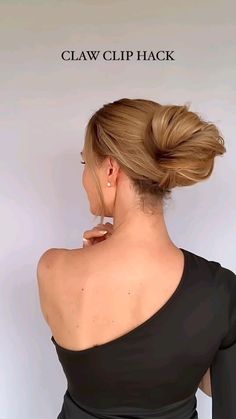 #art #artwork #aesthetic #fashion #design #girlhood #girly #girlystuff #girlyaesthetic #girlygirlaesthetic #ideas #instagood #justgirlythings #lifestyle #pinterest #style #trending#clawcliphairstyle #hairstyle #hairstyletutorial Claw Clip Hacks, Effortless Bun, Clip Hacks, Quick Messy Bun, Messy Bun Hairstyle, Bun Hairstyle, Messy Bun Hairstyles