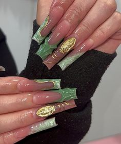 Timeless Era Boutique, wo lebendige Kreativität auf Nagelkunst trifft! Hierbei verwenden wir die hochwertigsten Gel- und Aufbaugel-Produkte, die nicht nur ein wunderschönes Aussehen, sondern auch eine lange Lebensdauer garantieren. Sollten Sie Fragen haben oder Hilfe benötigen, zögern Sie bitte nicht, uns per Nachricht zu kontaktieren. Ihre Zufriedenheit ist unsere höchste Priorität. Vielen Dank, dass Sie uns in Betracht gezogen haben, Ihr Nagelspiel zu verbessern. Wir freuen uns darauf, ein Nag Nails Virgin Mary, Virgin Mary Nails, French Tip Nails Trendy, Mary Nails, Nails Fancy, Nails French Tip, Custom Nails, Nails Gold, Nail Remover