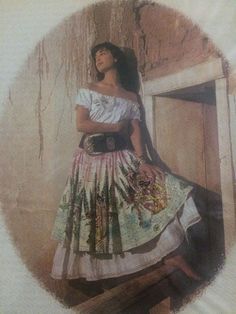 Mexican Girl Aesthetic, Mexican Traditional Clothing, Latina Culture, Latina Aesthetic, Mexican Culture Art, Sitting Pose, Mexican Fashion, Mexican Women, Fairy Aesthetic