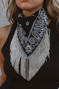 Black Cowgirl Outfit, Nashville Cowgirl, Cowgirl Outfits For Women, Bandana Neck Scarf, Western Bling, Black Cowgirl, Look Festival, Looks Country