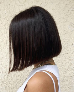 We're loving this 90s styled haircut by @ido_vital on Ig. Sleek Bob Haircut, Bob Haircut Styles, Shoulder Bob, Summer Bob, Blonde Bob With Bangs, One Length Hair, Hottest Hairstyles, Haircuts 2024, Balayage Bob