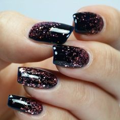 Glossy nails: la tendencia de uñas que te encantará - Mujer de 10: Guía real para la mujer actual. Entérate ya. Black Nails With Glitter, Makeup Nails Designs, Plaid Nails, Dark Nails, Nail Designs Glitter, Holographic Nails, Types Of Nails, Nail Decorations