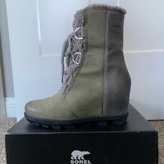 Worn Once! Like New Condition Gray/Hunter Green Combo Weatherproof 100% Authentic Shearling Luxe Edition Comes With Original Box Sorel Joan Of Arctic Wedge, Joan Of Arctic Wedge, Sorel Joan Of Arctic, Sorel Joan, Sorel Womens, Sorel Shoes, Hunter Green, Winter Rain, Rain Boots