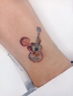 Tattoo Disney Ideas Miguel Viva a vida é uma festa Anymoon Ink #Anymoonink #Anymoon #Disney #draw #desenho #geek #realismo #cartoon Coco Tattoo Disney, Coco Tattoo, Grandma Tattoo, Grandma Tattoos, Movie Tattoo, Tasteful Tattoos, Disney Tattoo