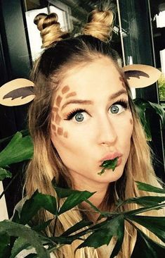 Inspirationalle Accessoires und eine Schmink-Anleitungdamit du dein Giraffe Kostüm selber machen kannst. Diy Giraffe, Diy Fantasia, Meme Costume, Giraffe Costume, Celtic Festival, Great Halloween Costumes, Diy Halloween Costumes For Women, Cool Halloween Makeup, Hallowen Costume