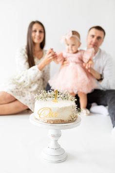 First Birthday Pictures With Parents, Minimalist Smash Cake, First Birthday Photography Ideas, Cake Smash With Parents, Minimalist First Birthday Photoshoot, First Birthday Party Photography, Minimalist First Birthday Girl, One Year Birthday Photoshoot Ideas, First Birthday Party Photos