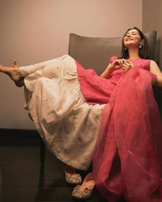 Mere Humsafar, Trending Summer Nails, Hania Aamir, Hania Amir, Pakistani Fashion Casual, Wedding Mehndi, Stop Comparing