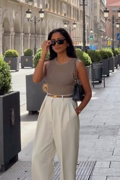 White elegant tailored trousers, high-waisted, thin designer belt, minimalist tank top neutral tones | Old money aesthetic summer outfit. Mid Twenties Outfits Women, Witte Jeans Outfit, Summer Brunch Outfit, Summer Office Outfits, Looks Pinterest, Summer Brunch, Chic Summer Outfits, Outfit Inspired, Outfit Chic