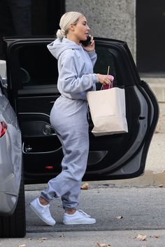 Kim Kardashian Style Kim Kardashian Style Casual, Errands Outfit Winter, Sweat Suits Outfits, Athleisure Capsule Wardrobe, Athleisure Capsule, Estilo Kim Kardashian, Sweatsuit Outfit