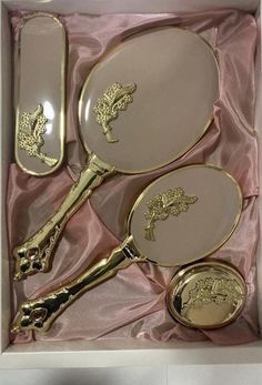 In the set; 1-Hand Mirror 1-Clothes Brush 1-Hair Comb 1-Powder or Jewelry Box It is in original box. Mckenna Core, Vintage Hairbrush, Bridal Mirror, Hannah Marin, Antique Vanity Set, Leaf Mirror, Vintage Comb, Vanity Sets, Main 1