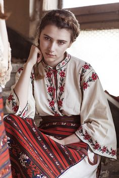 Miraya vestimenta social Romanian Fashion Traditional, Traditional Slavic Dress, Slavic Outfit Aesthetic, Romanian Outfit, Traditional Ukrainian Clothing, Romanian Traditional Clothing, Traditional Romanian Clothing, Czech Fashion, Romanian Dress