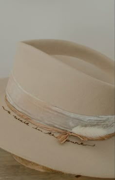 Decorative Hats Ideas, White Felt Hat, Custom Cowgirl Hats Western, Custom Cowgirl Hat Ideas, Custom Hat Bar Ideas, Custom Cowboy Hats Women, Hatbands Ideas, Felt Hat Designs, Hat Bar Party