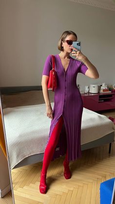 Outfits With Colorful Tights, Medias Azules Outfit, Purple Fall Outfit, Purple Boots Outfit, Red And Purple Outfit, Purple Tights Outfit, Purple Street Style, Purple Dress Street Style, Red Tights Street Style