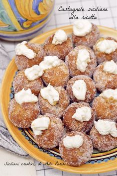 Castagnole siciliane alla ricotta: una tira l'altra - Sicilian fritters with ricotta: easy and delicious Ricotta Fritters, Food Film, Marsala Wine, Sicilian Recipes, Food Favorites, Italian Desserts, Ricotta Cheese, Frappe, Sweets Desserts